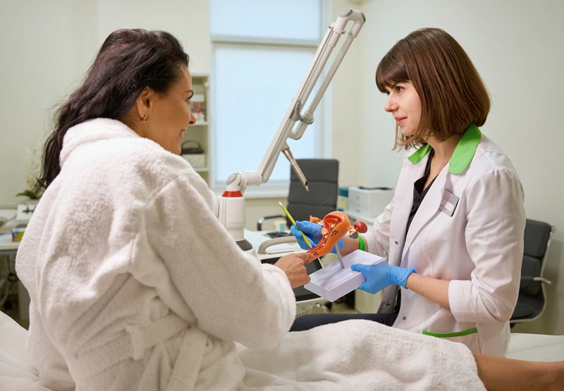 Patient-consultation-with-specialist-before-procedure