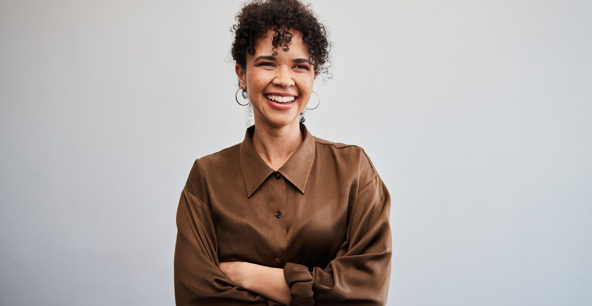 Woman-laughing-with-arms-crossed