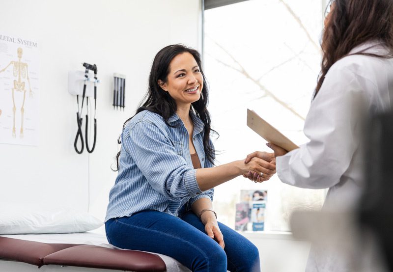 Woman-shaking-hands-with-doctor
