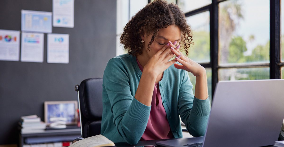 woman-experiencing-sleepiness-at-work woman-experiencing-sleepiness-at-work