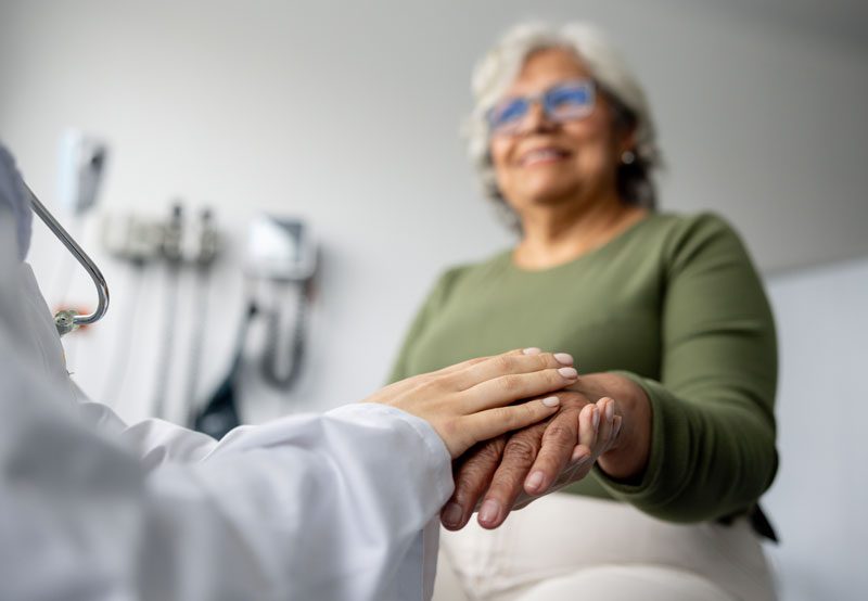 Doctor-holding-patient's-hand